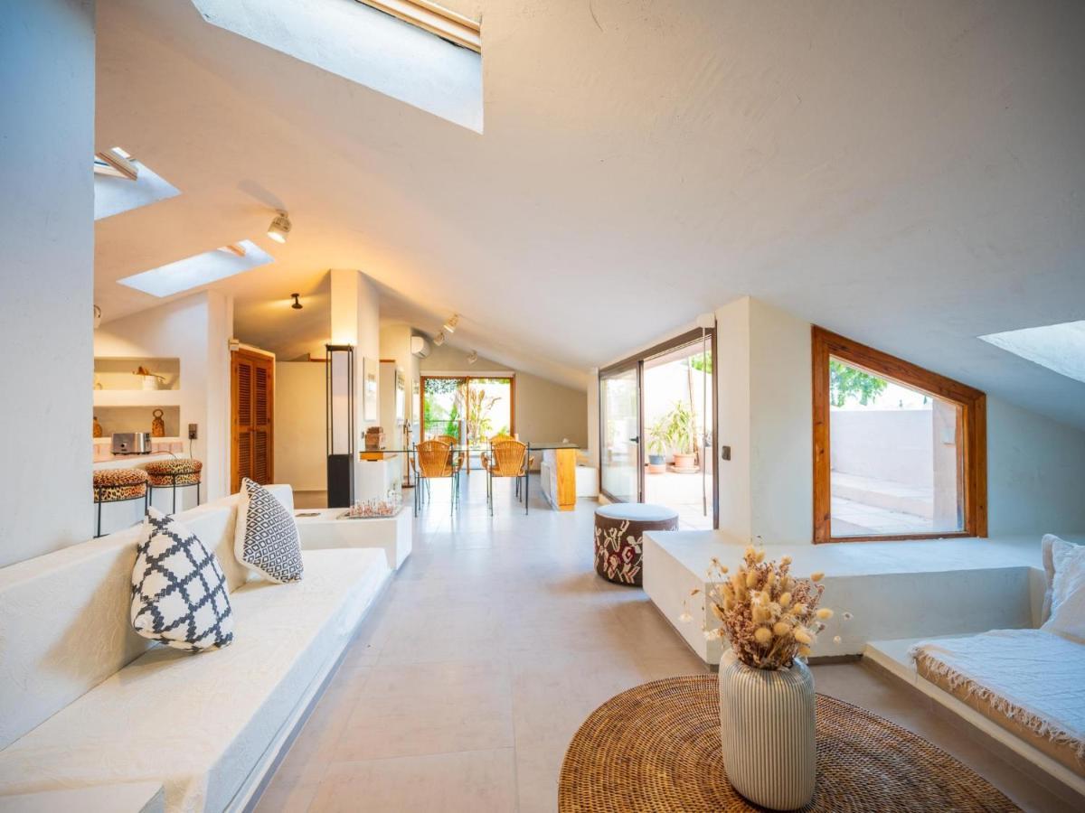 Holiday home Character Filled With Mature Garden