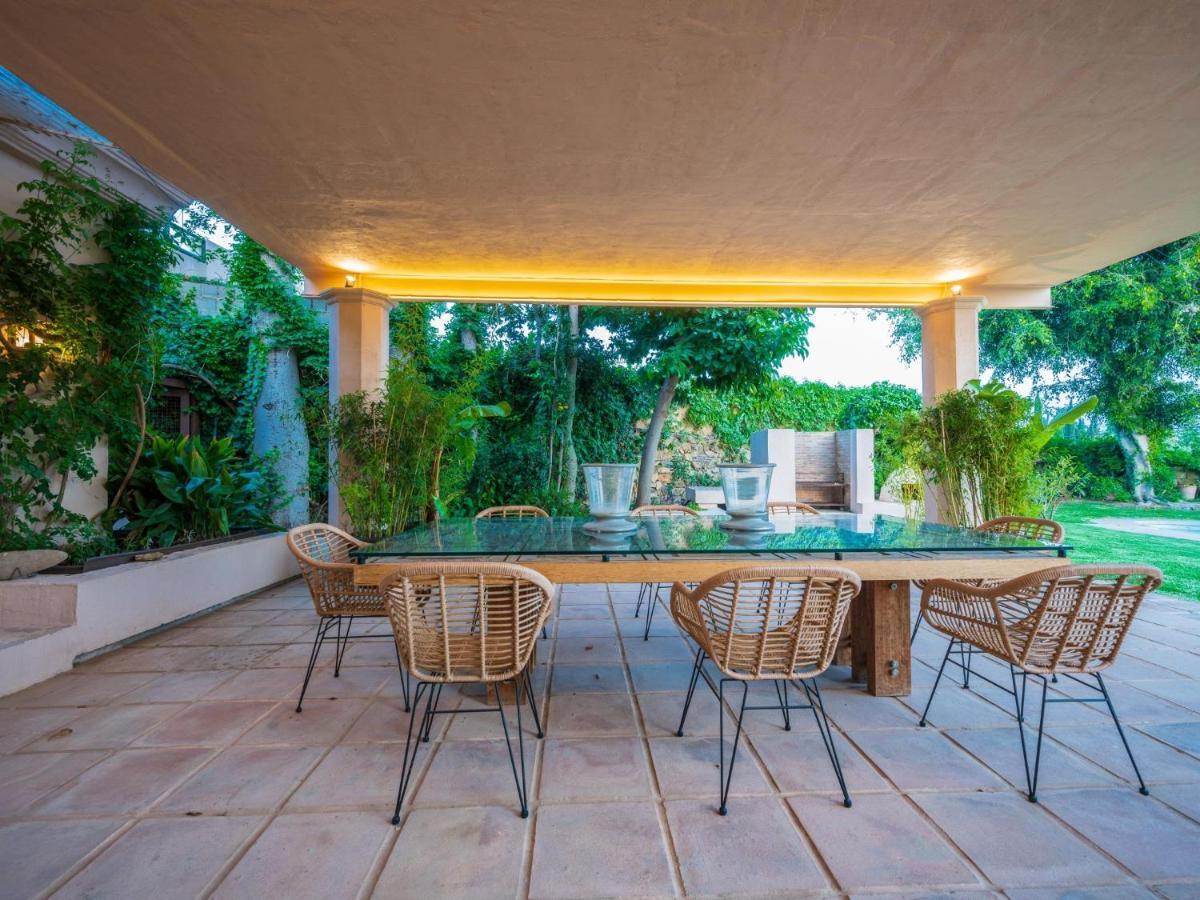 Holiday home Character Filled With Mature Garden
