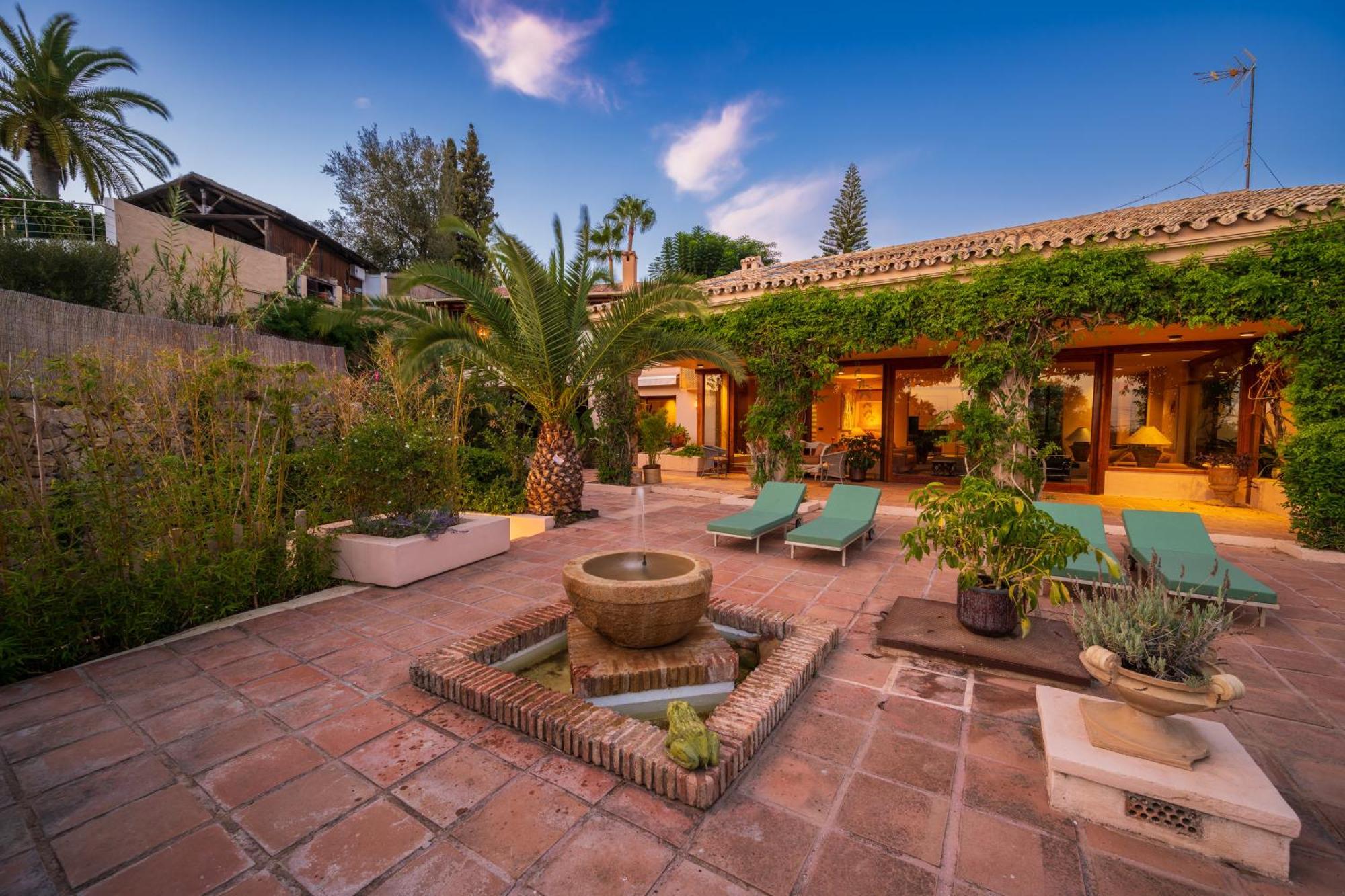 Holiday home Character Filled With Mature Garden